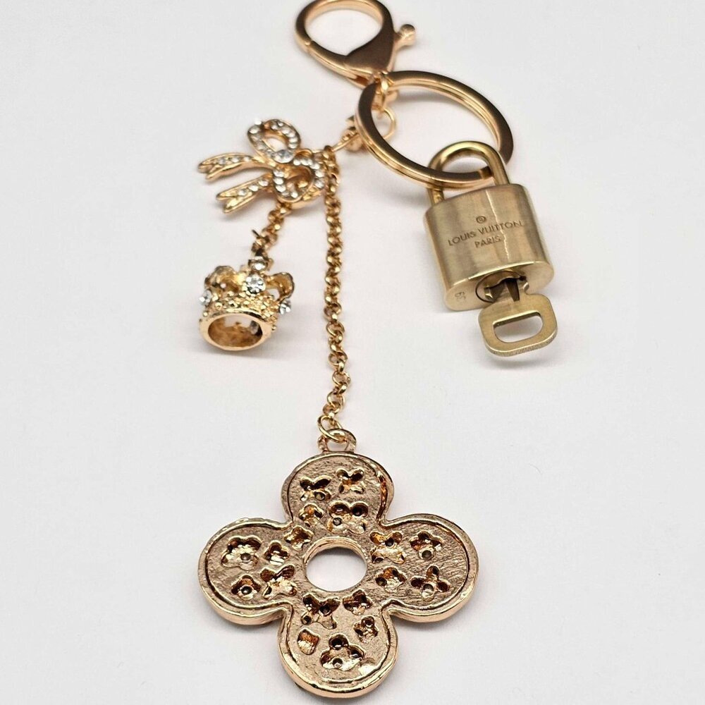 Louis Vuitton Gold Padlock 🔒 Key Set Authentic LV w/ Unbranded Flower Keychain - Picture 3 of 10